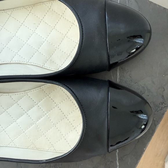 CHANEL Black Leather Cap-Toe Ballet Flats with Gold Chain Ankle Charm - Picture 6 of 9